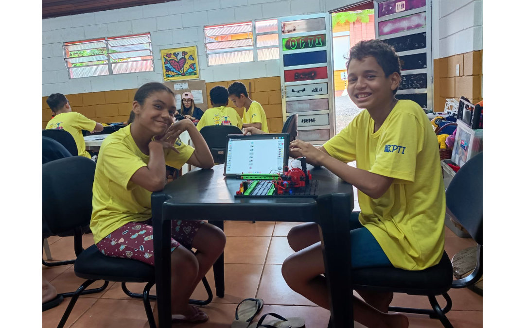 Kinder im RoboTec-Kurs im CPTI Campinas programmieren ihr Modell am Tablet im Klassenzimmer des CPTI